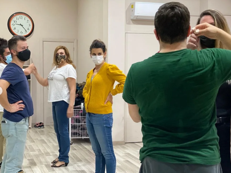 Elegimos música con vosotros, editamos la pista para que respire, diseñamos una coreografía con entradas, giros y finales con sello propio, y ensayamos lo suficiente para que el cuerpo responda sin pensar.