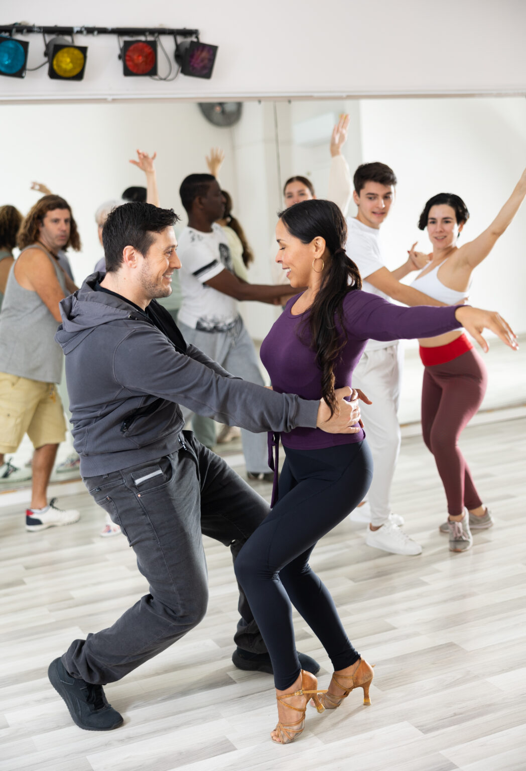 En baile individual trabajamos coordinación, ritmo y estilo; en baile en pareja (liderar/seguir) afinamos conexión, guía, pasos y giros.