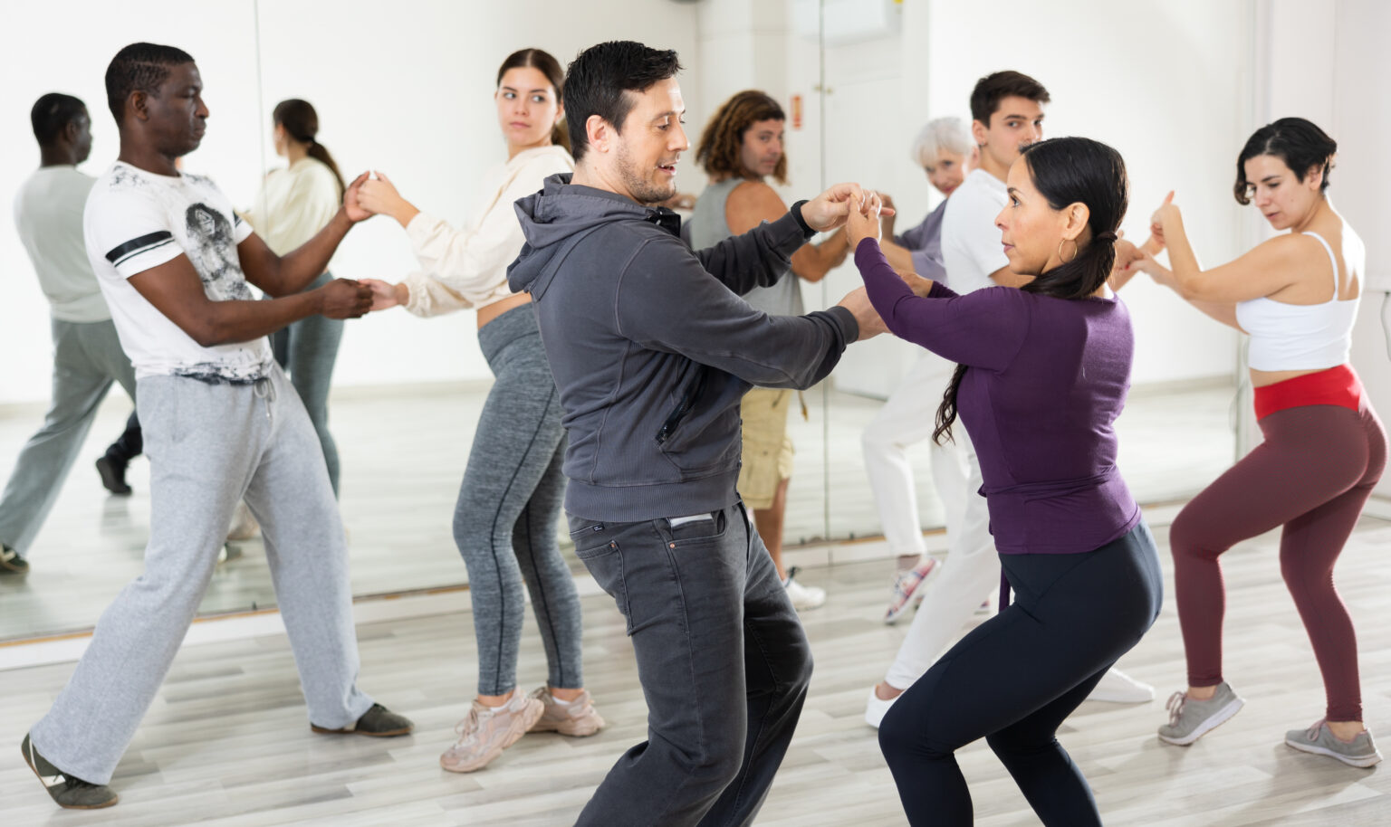 En baile individual trabajamos coordinación, ritmo y estilo; en baile en pareja (liderar/seguir) afinamos conexión, guía, pasos y giros.