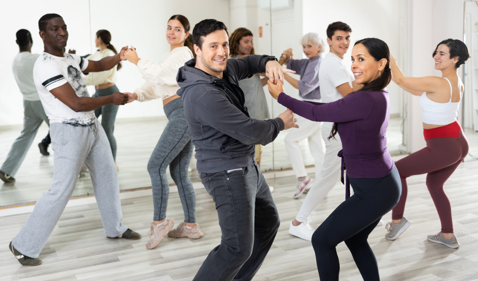 En baile individual trabajamos coordinación, ritmo y estilo; en baile en pareja (liderar/seguir) afinamos conexión, guía, pasos y giros.