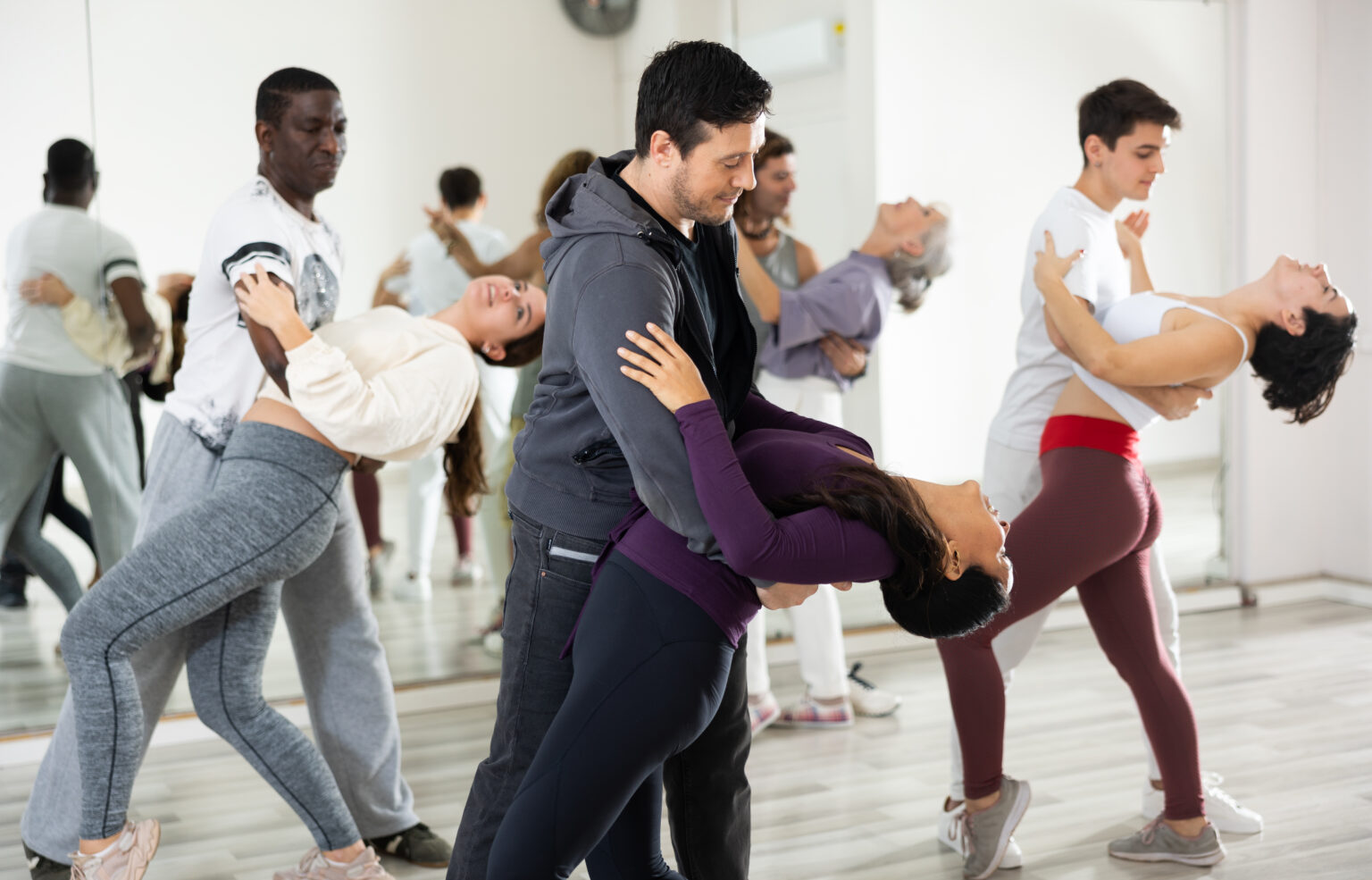 En baile individual trabajamos coordinación, ritmo y estilo; en baile en pareja (liderar/seguir) afinamos conexión, guía, pasos y giros.