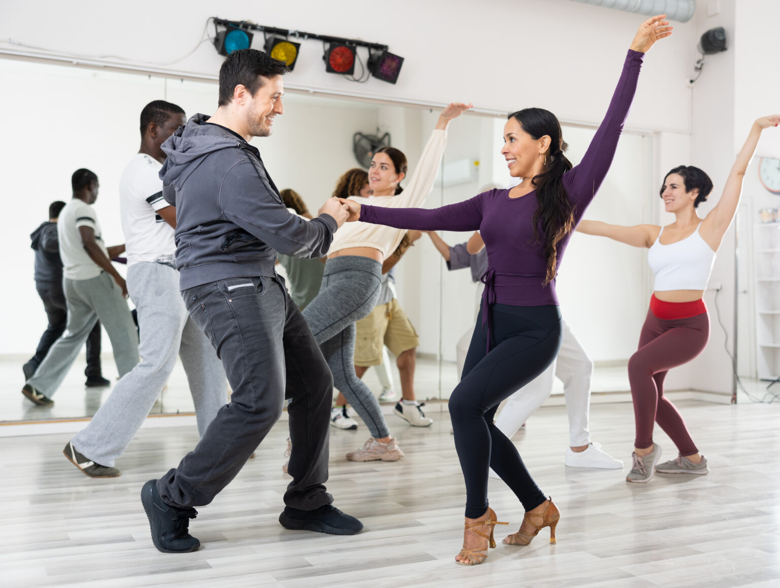 En baile individual trabajamos coordinación, ritmo y estilo; en baile en pareja (liderar/seguir) afinamos conexión, guía, pasos y giros.