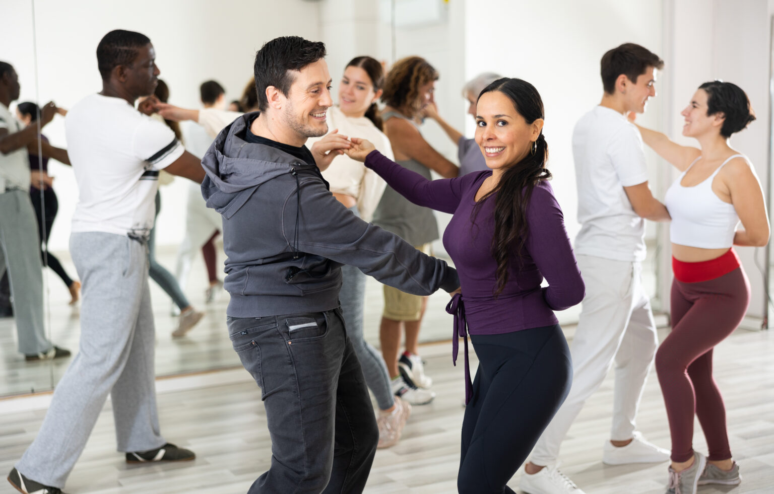 En baile individual trabajamos coordinación, ritmo y estilo; en baile en pareja (liderar/seguir) afinamos conexión, guía, pasos y giros.