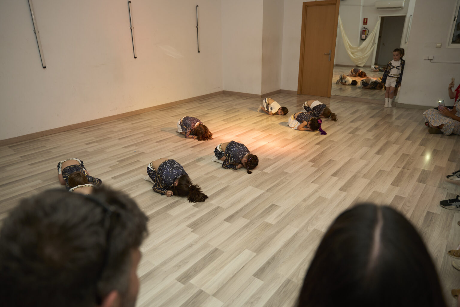 En baile urbano infantil y jazz para niños combinamos técnica, musicalidad y juegos dirigidos para que el aprendizaje se sienta como una aventura.