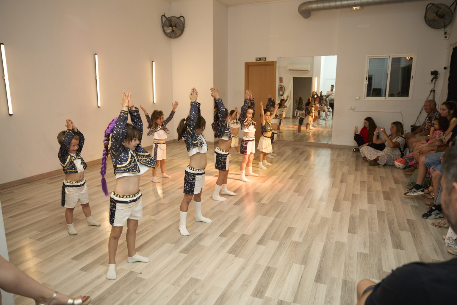 En baile urbano infantil y jazz para niños combinamos técnica, musicalidad y juegos dirigidos para que el aprendizaje se sienta como una aventura.