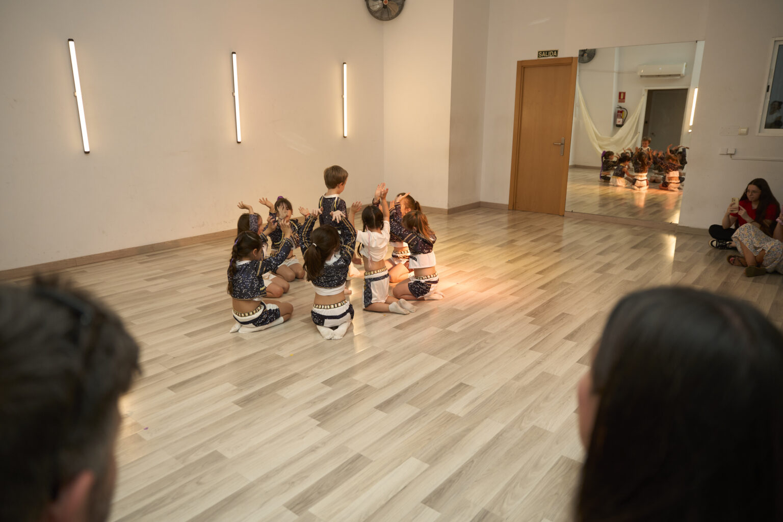En baile urbano infantil y jazz para niños combinamos técnica, musicalidad y juegos dirigidos para que el aprendizaje se sienta como una aventura.