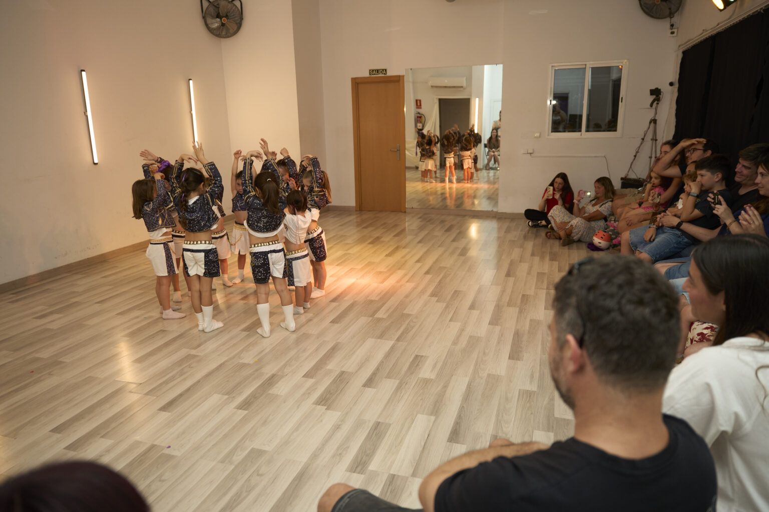 En baile urbano infantil y jazz para niños combinamos técnica, musicalidad y juegos dirigidos para que el aprendizaje se sienta como una aventura.