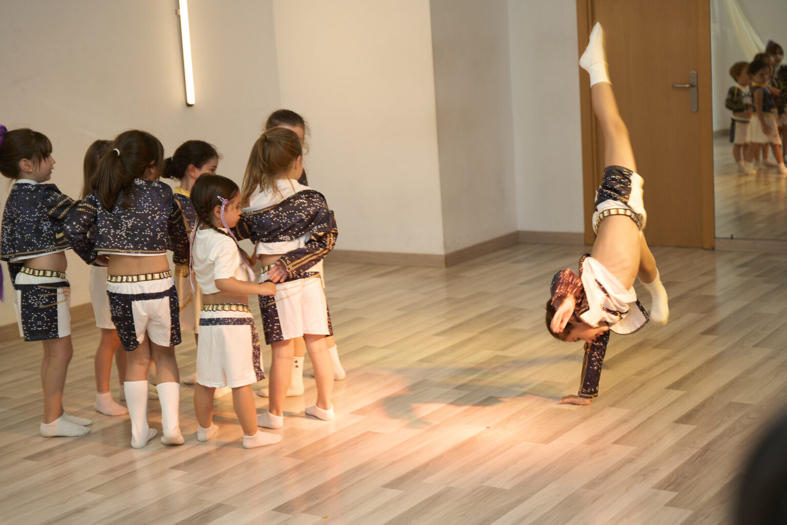 En baile urbano infantil y jazz para niños combinamos técnica, musicalidad y juegos dirigidos para que el aprendizaje se sienta como una aventura.