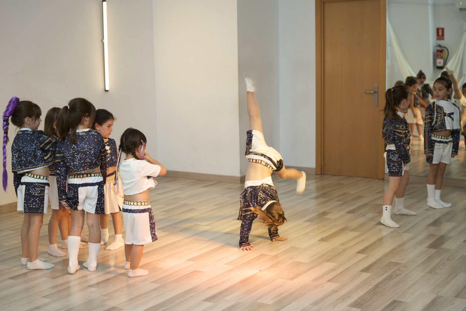 En baile urbano infantil y jazz para niños combinamos técnica, musicalidad y juegos dirigidos para que el aprendizaje se sienta como una aventura.