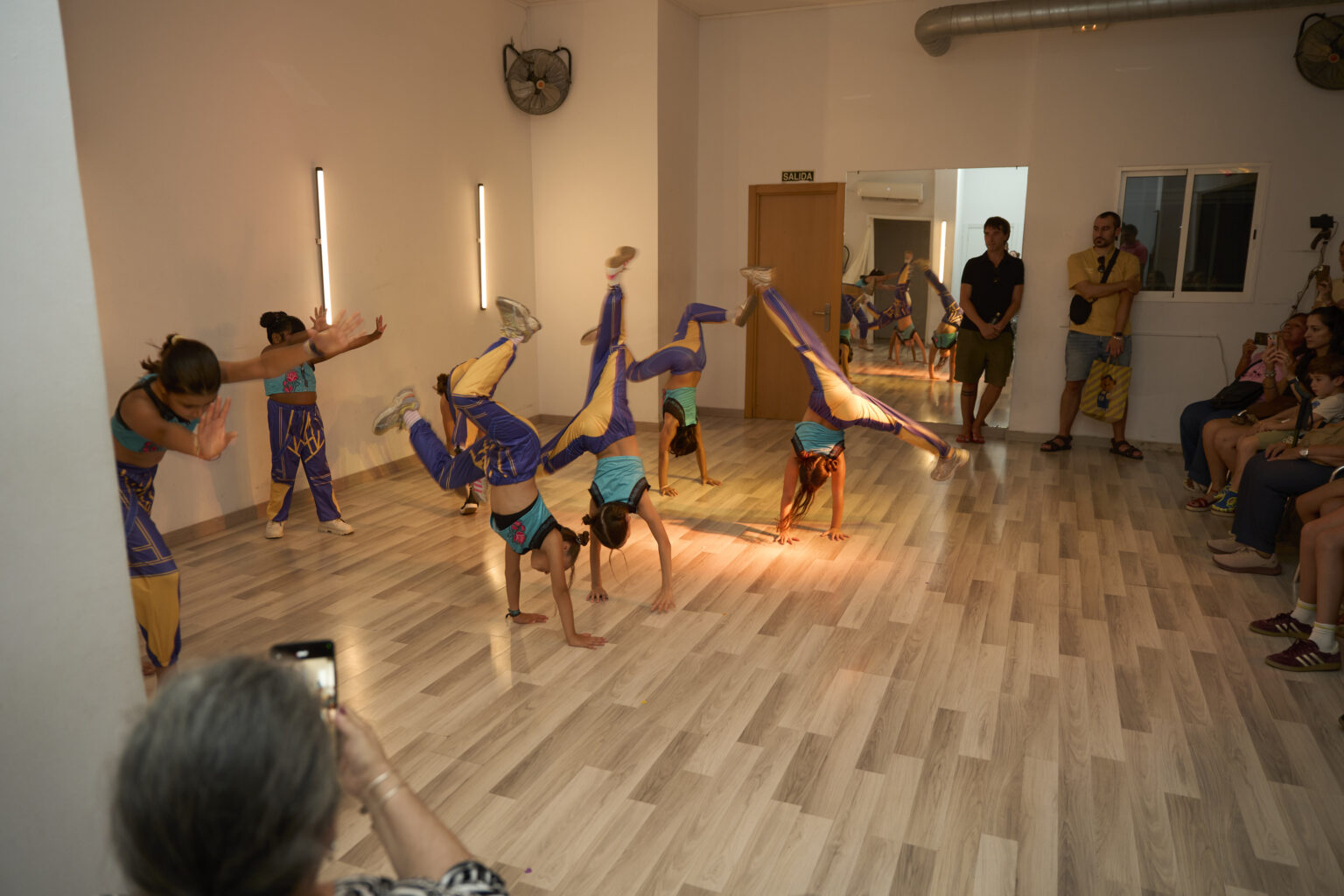 En baile urbano infantil y jazz para niños combinamos técnica, musicalidad y juegos dirigidos para que el aprendizaje se sienta como una aventura.