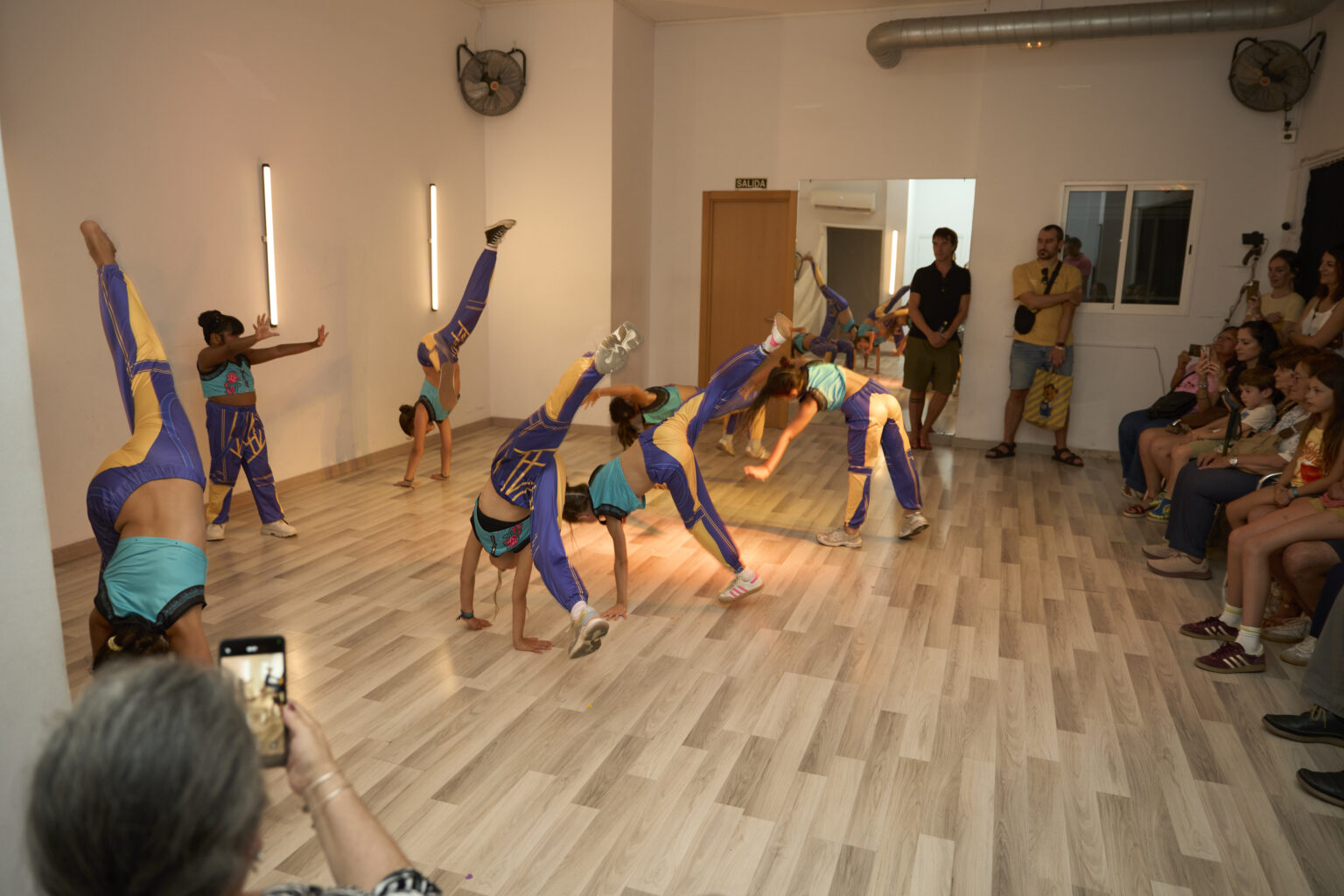 En baile urbano infantil y jazz para niños combinamos técnica, musicalidad y juegos dirigidos para que el aprendizaje se sienta como una aventura.
