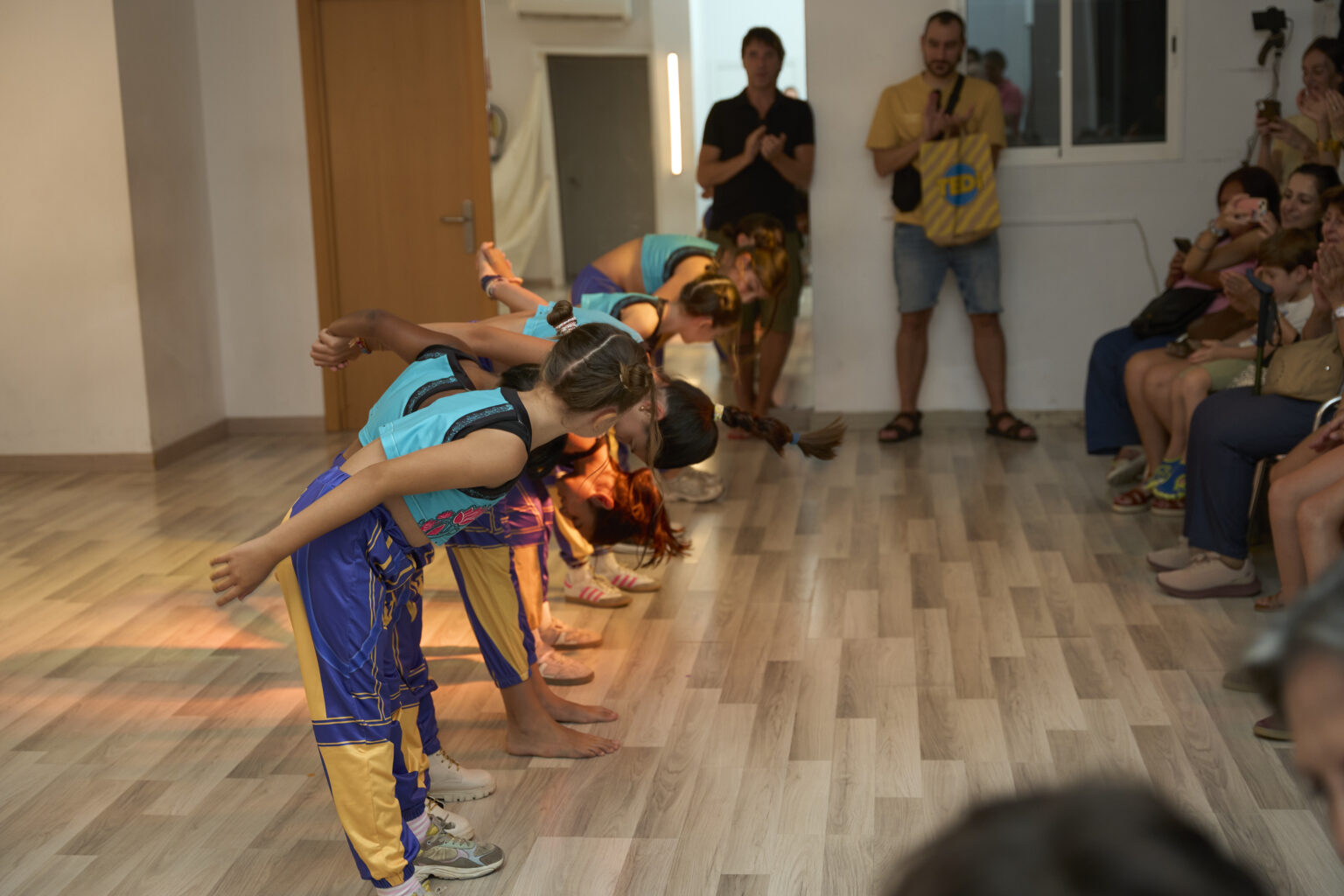 En baile urbano infantil y jazz para niños combinamos técnica, musicalidad y juegos dirigidos para que el aprendizaje se sienta como una aventura.
